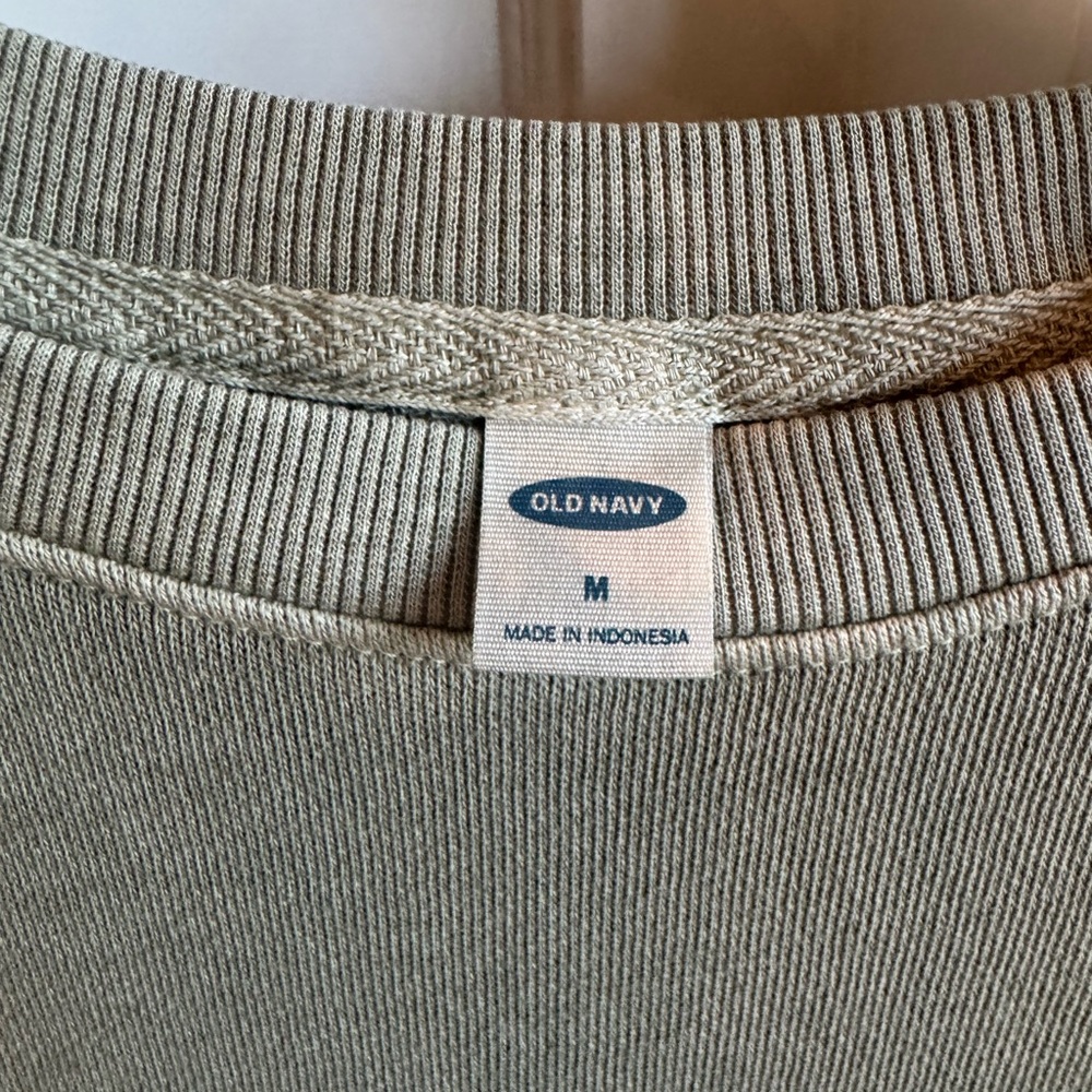 Women’s Old Navy Sage Green Short Sleeve Top - Picture 3 of 4